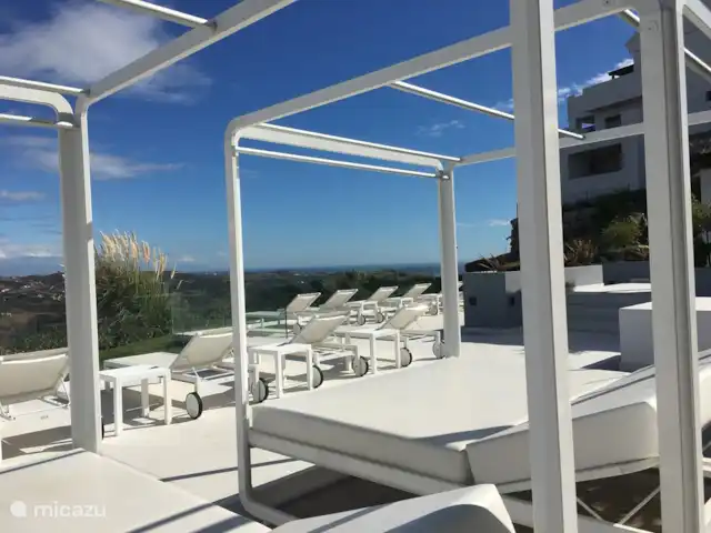 Location de Vacances Espagne, Costa del Sol, La Cala de Mijas, appartement - La Cala Hill Club appartement vue mer Espace détente avec transats, jacuzzi et douches.