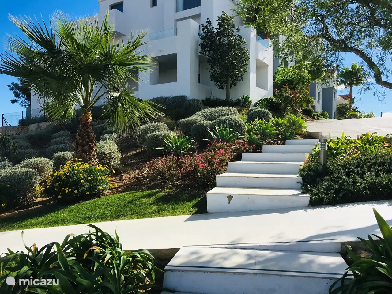 Los jardineros est&#225;n aqu&#237; todos los d&#237;as para mantener los jardines.