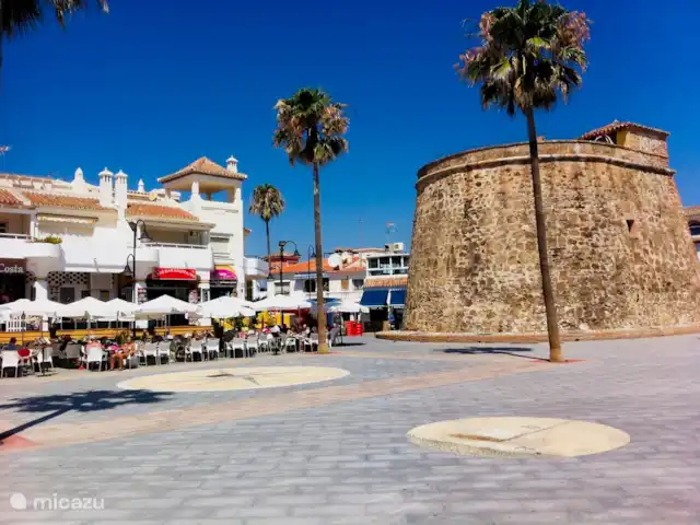 Location de Vacances Espagne, Costa del Sol, La Cala de Mijas, appartement - La Cala Hill Club appartement vue mer La place du village confortable sur la plage comme point de rencontre. On y trouve des restaurants, un glacier, un bar de plage, un trampoline et des aires de jeux.