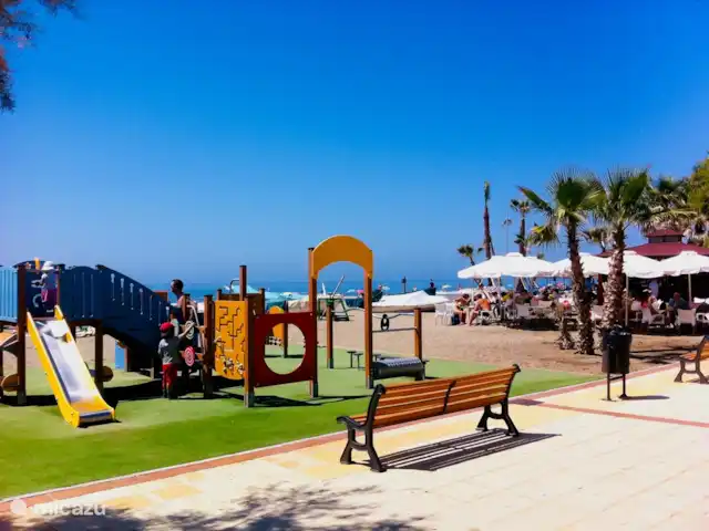 Location de Vacances Espagne, Costa del Sol, La Cala de Mijas, appartement - La Cala Hill Club appartement vue mer Il y a aussi de quoi jouer sur la plage pour les plus petits.