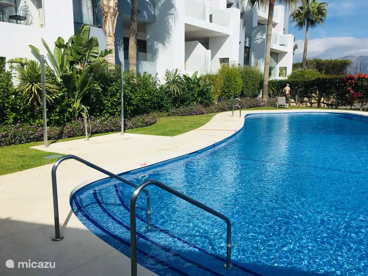 La piscina que linda con el jard&#237;n.