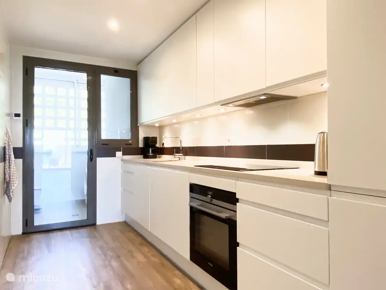 Cocina con todo el inventario imaginable y electrodom&#233;sticos. Lavadero con lavadora y secadora.