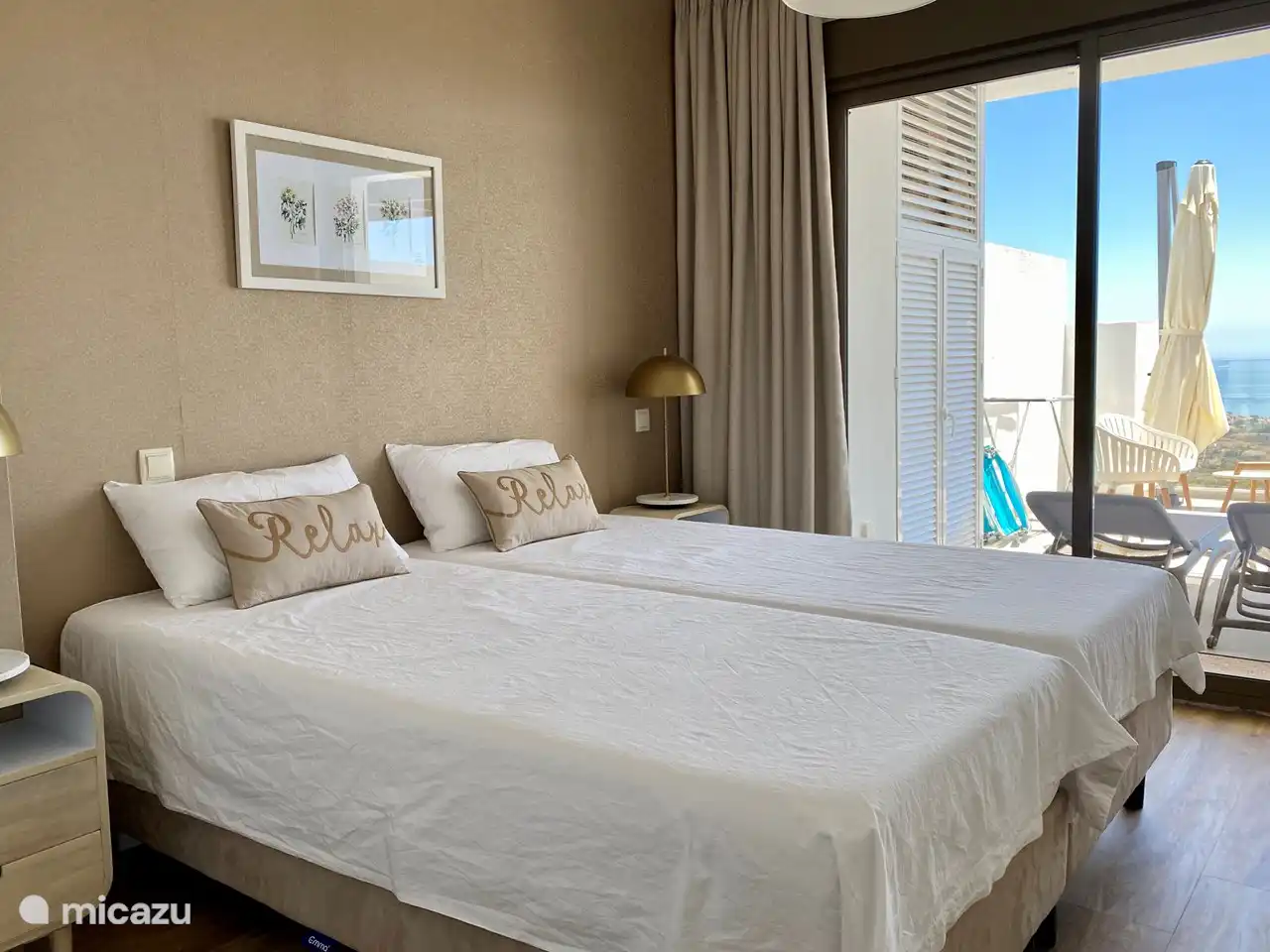 Dormitorio con ba&#241;o privado adyacente a la terraza.