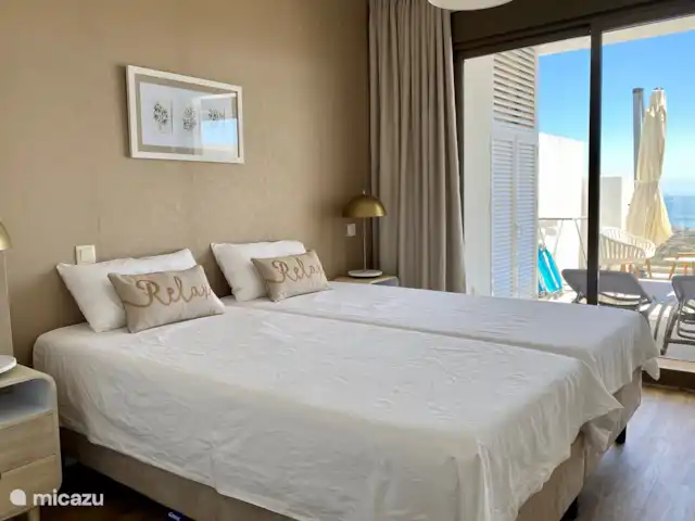 Location de Vacances Espagne, Costa del Sol, La Cala de Mijas, appartement - La Cala Hill Club appartement vue mer Chambre avec salle de bain attenante à la terrasse.