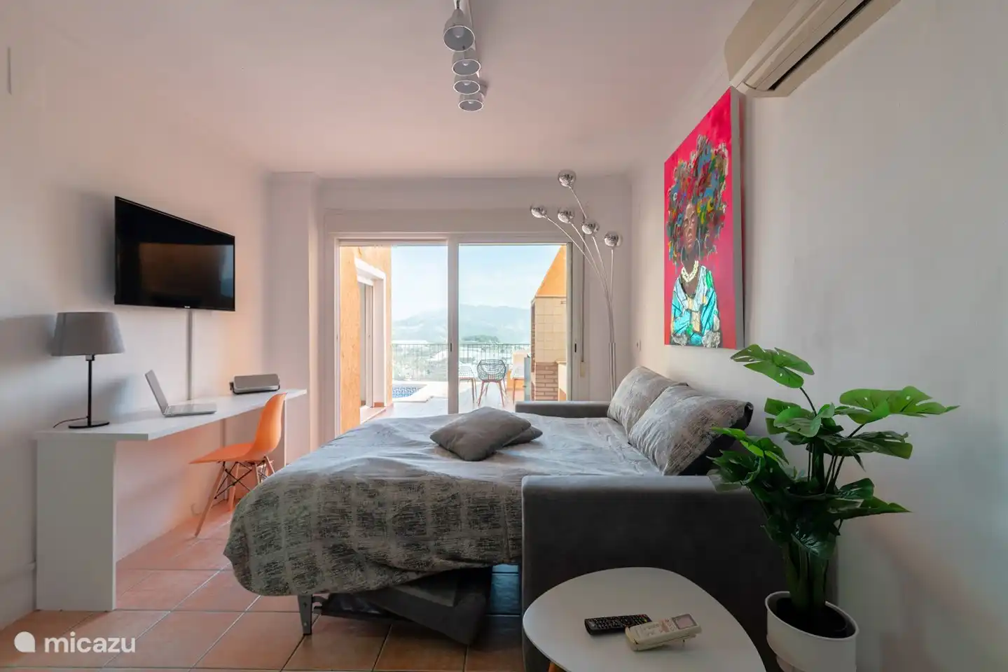 Estudio con sofá cama