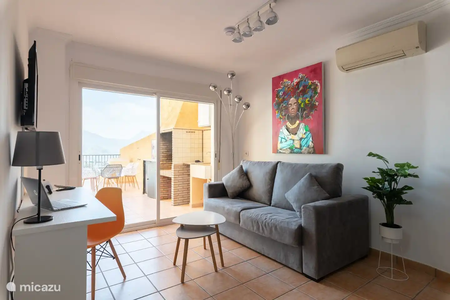 Estudio con escritorio y pantalla grande