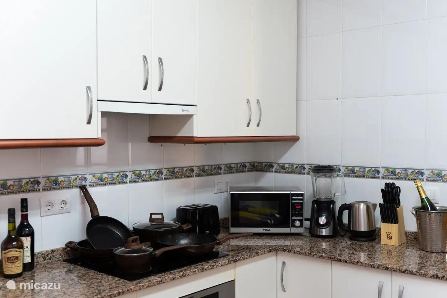 Cocina totalmente equipada con utensilios de cocina.