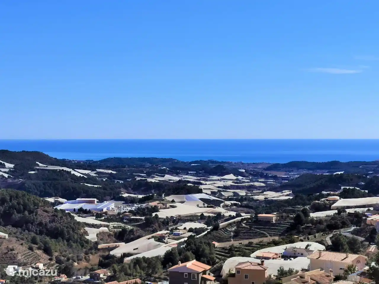 Hermosa vista a las montañas y al mar