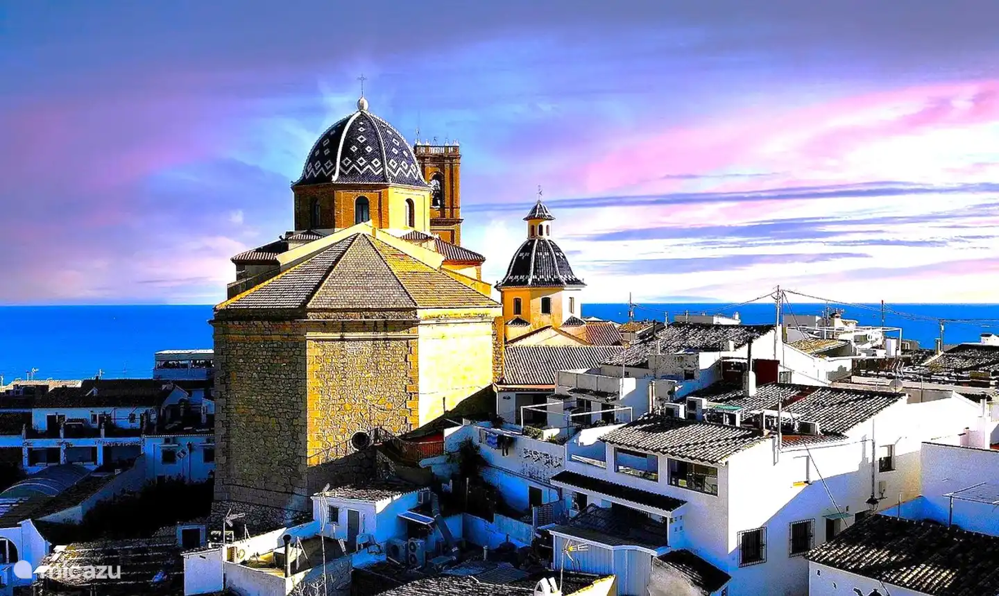 visitar el centro histórico de la cercana Altea