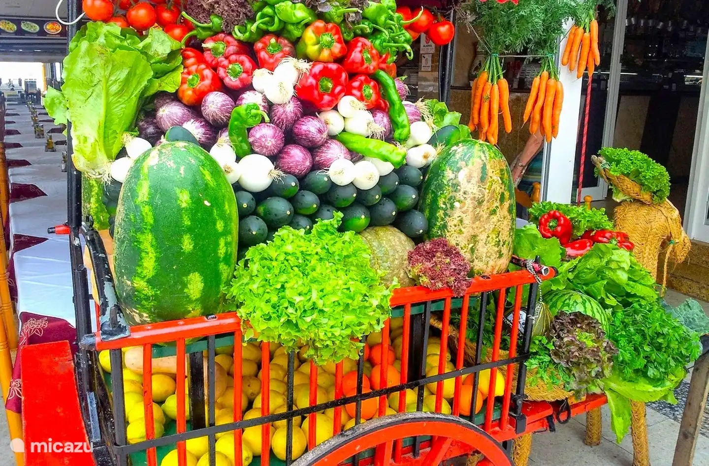 Visita uno de los muchos mercados de la zona.