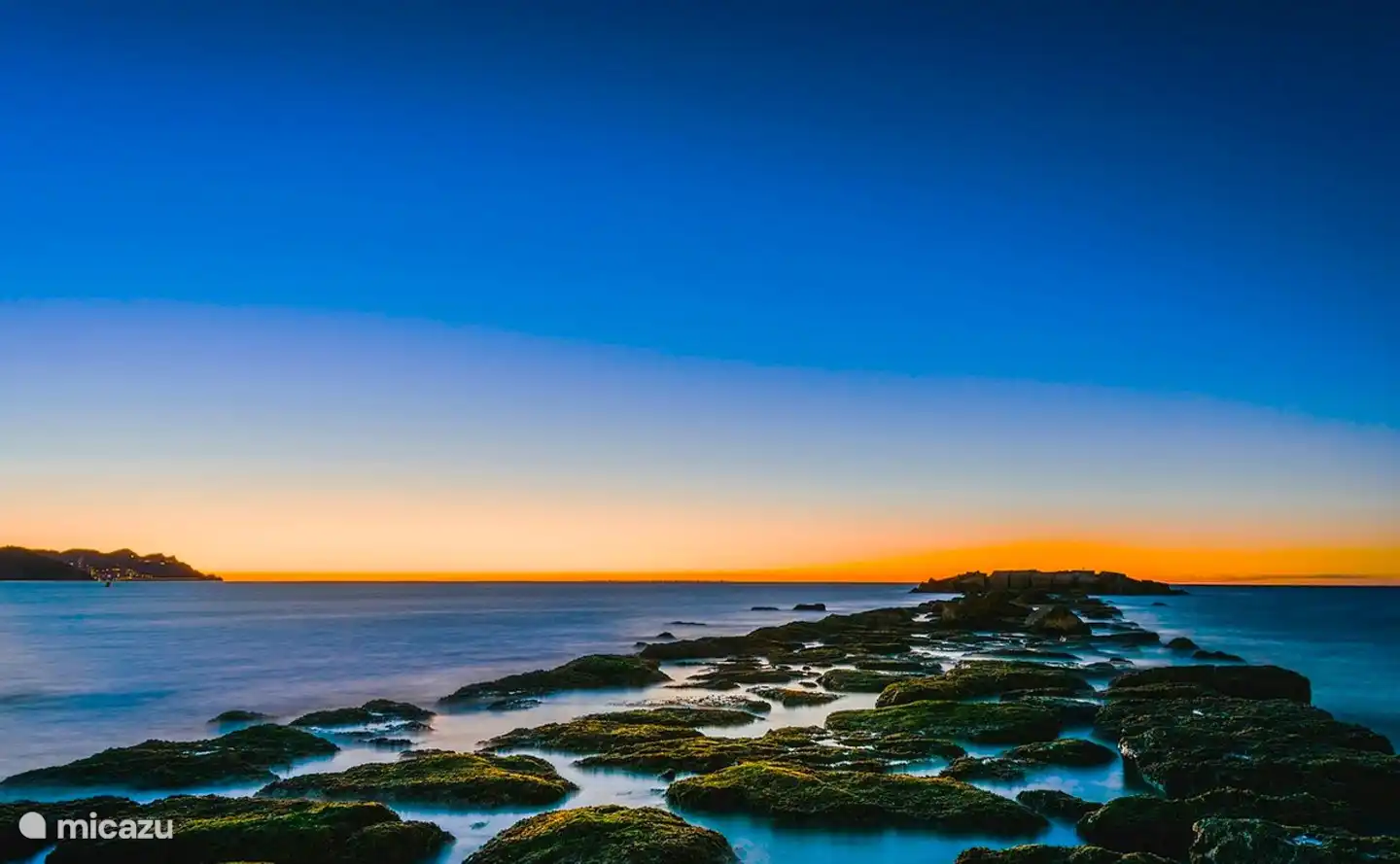 Disfruta de varios deportes acuáticos.