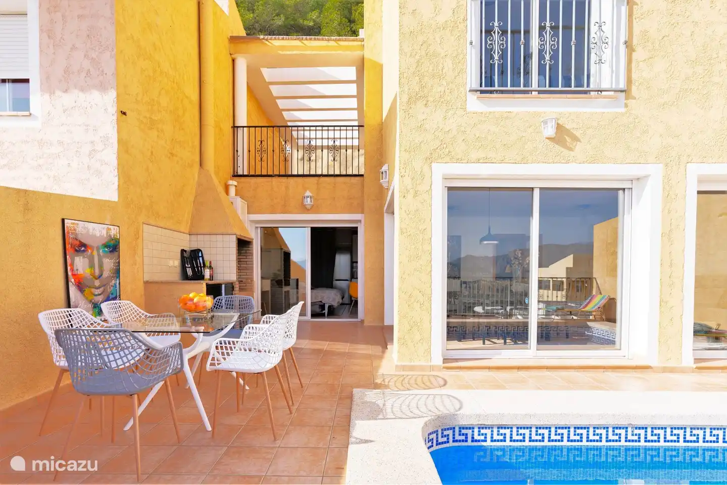 Descansando junto a la piscina en la terraza!