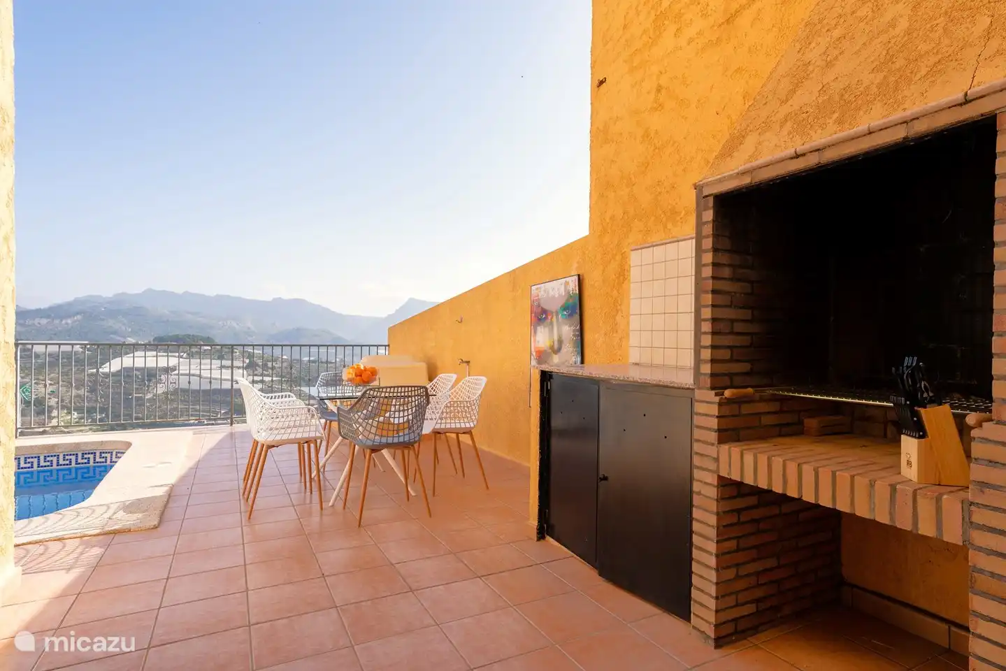 Barbacoa, bar y cocina de verano con vistas