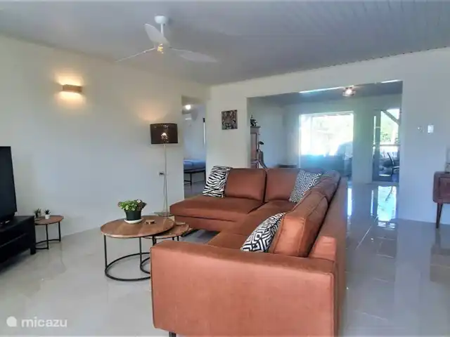 Villa de lujo con hermoso jardín en Aruba, Paradera, Paradera - villa Salón con sofá esquinero