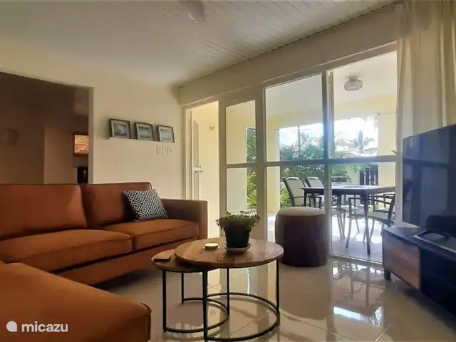 Villa de lujo con hermoso jardín en Aruba, Paradera, Paradera - villa Salón con sofá esquinero