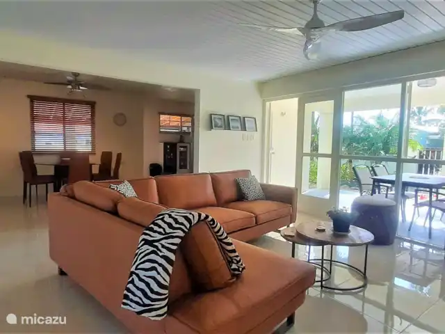 Villa de lujo con hermoso jardín en Aruba, Paradera, Paradera - villa Salón con sofá esquinero