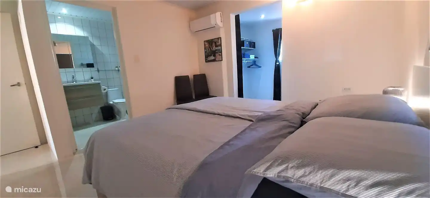 Schlafzimmer 1 mit eigenem Bad und begehbarem Kleiderschrank