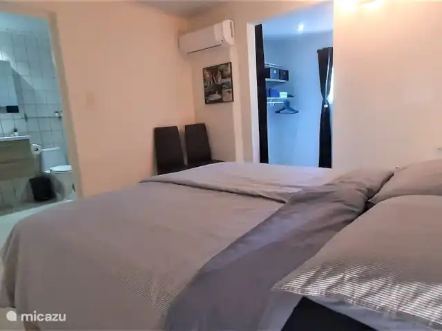 Villa de lujo con hermoso jardín en Aruba, Paradera, Paradera - villa Dormitorio 1 con baño privado y walk in closet