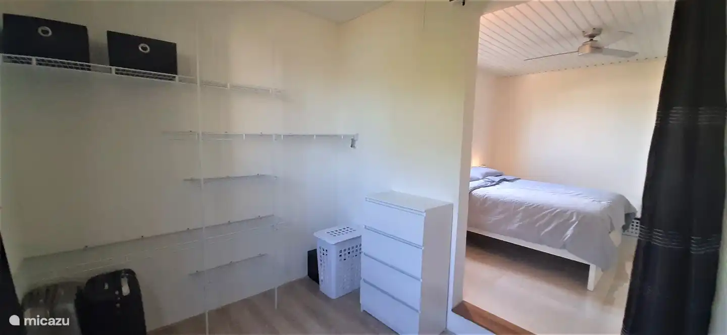 Begehbarer Kleiderschrank mit Safe