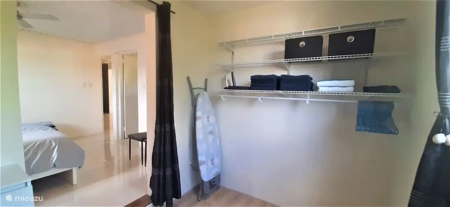 Begehbarer Kleiderschrank mit Safe