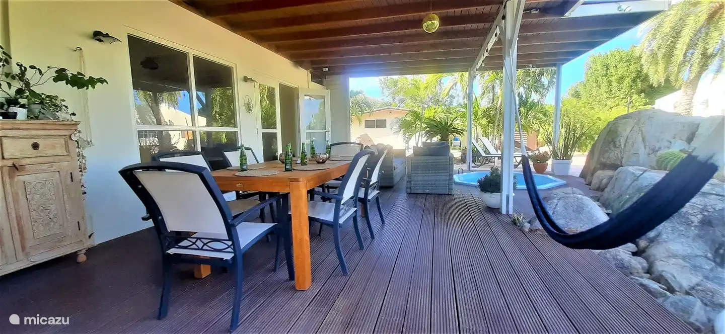 Veranda mit Whirlpool, Esstisch und Lounge-Set