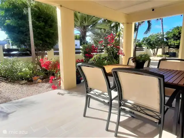 Villa de lujo con hermoso jardín en Aruba, Paradera, Paradera - villa Porche frente a la casa / entrada