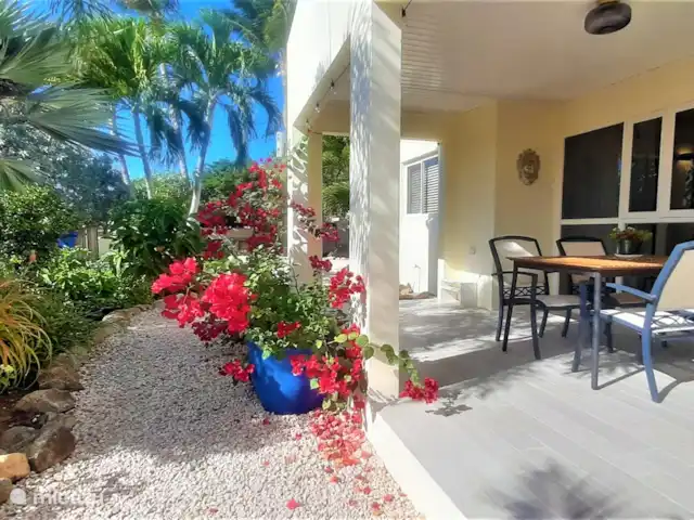 Villa de lujo con hermoso jardín en Aruba, Paradera, Paradera - villa Jardín delantero con entrada