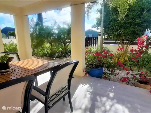 Villa de lujo con hermoso jardín en Aruba, Paradera, Paradera - villa porche delantero