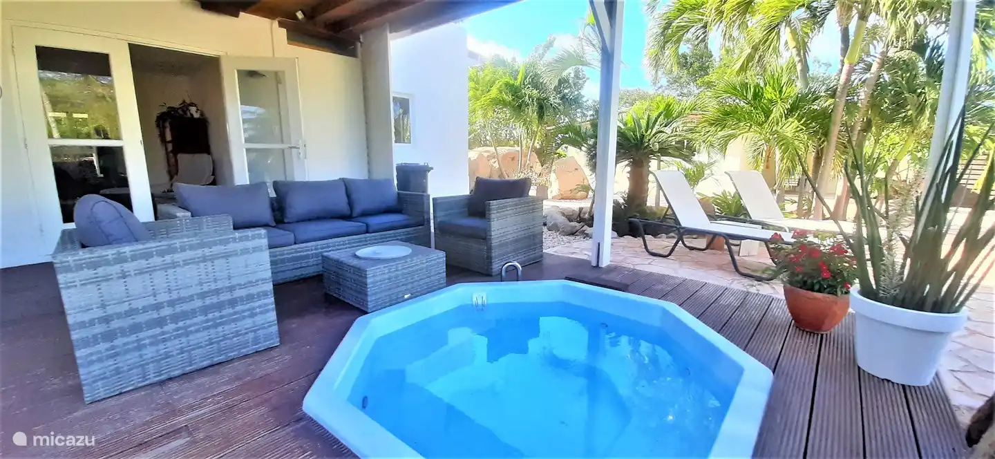 Veranda mit Whirlpool, Esstisch und Lounge-Set