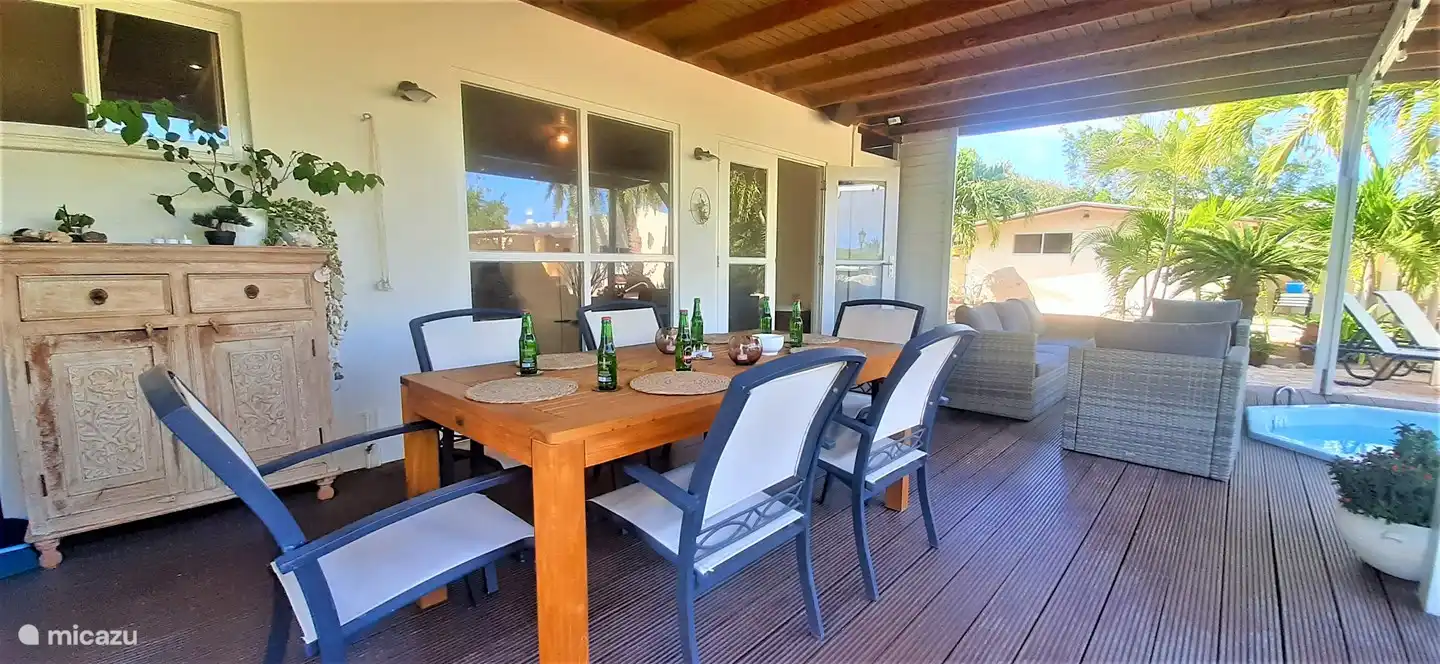 Veranda mit Whirlpool, Esstisch und Lounge-Set