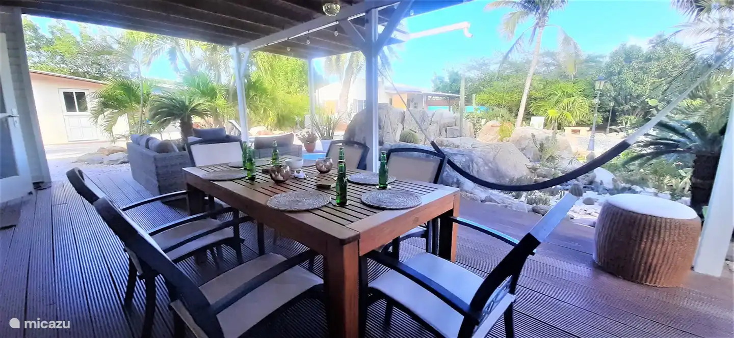 Veranda mit Whirlpool, Esstisch und Lounge-Set