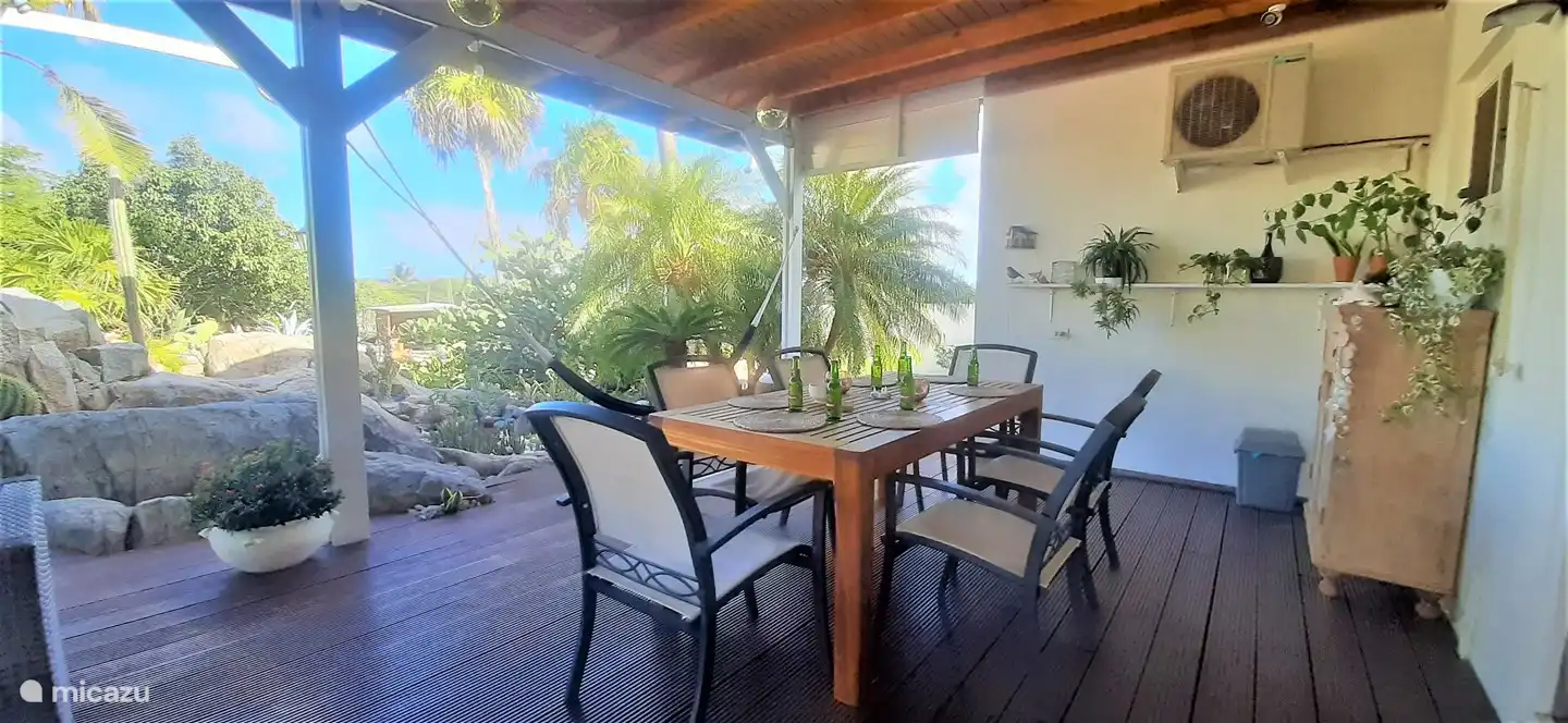 Veranda mit Whirlpool, Esstisch und Lounge-Set