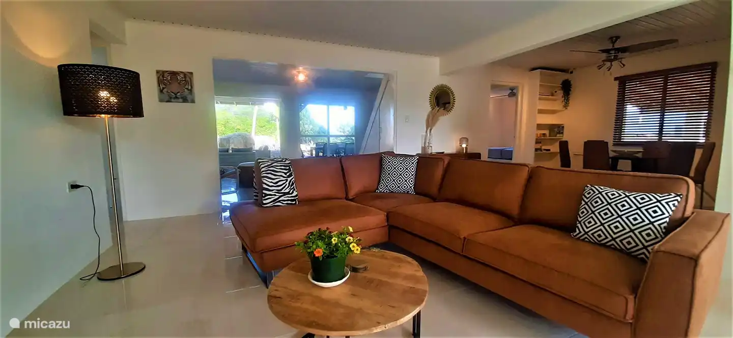 Wohnzimmer mit Ecksofa