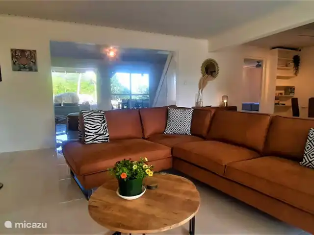 Villa de lujo con hermoso jardín en Aruba, Paradera, Paradera - villa Salón con sofá esquinero
