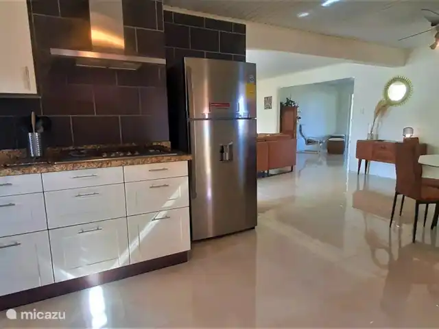 Villa de lujo con hermoso jardín en Aruba, Paradera, Paradera - villa Cocina con mesa de comedor