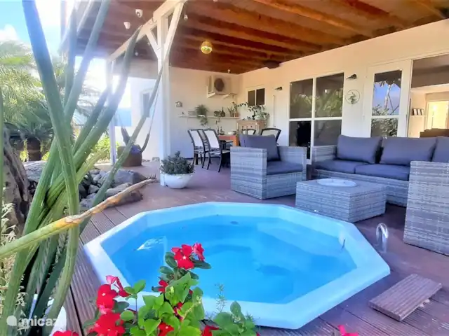 Villa de lujo con hermoso jardín en Aruba, Paradera, Paradera - villa Porche con jacuzzi