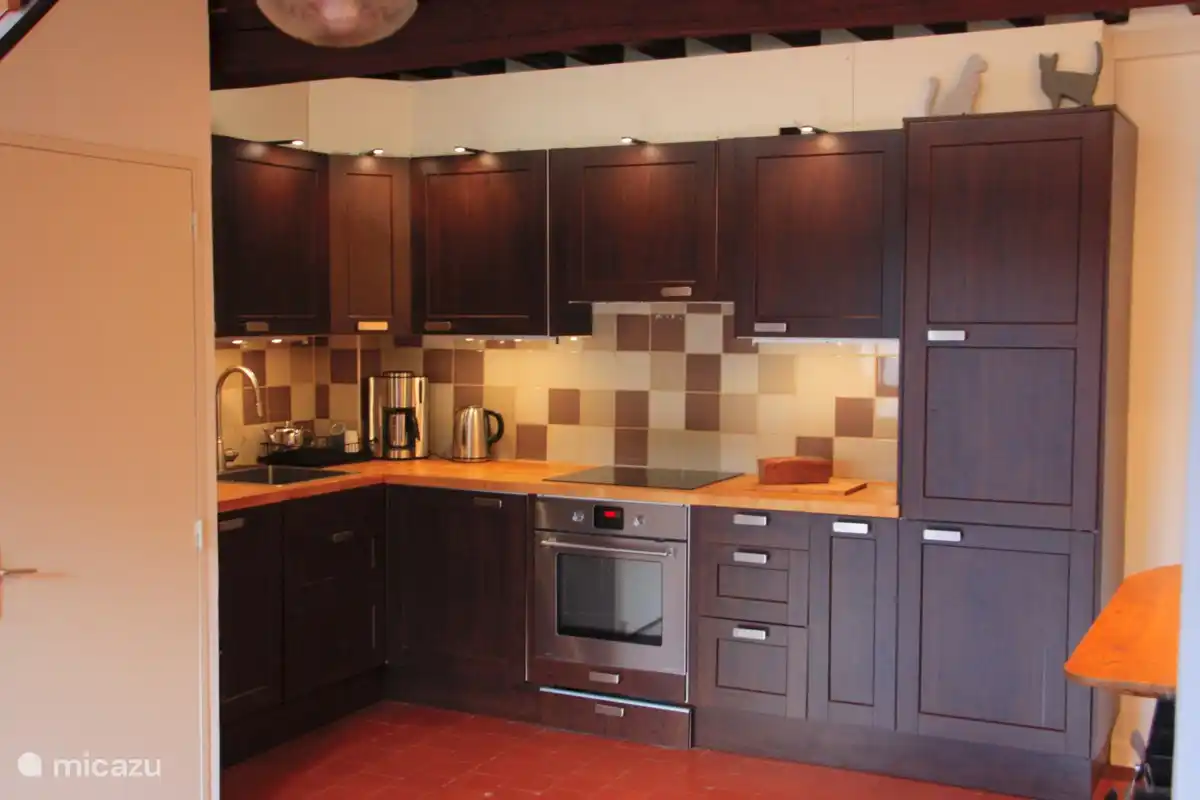 Dishwasher, oven, fridge / freezer, coffee machines, stove and all pans