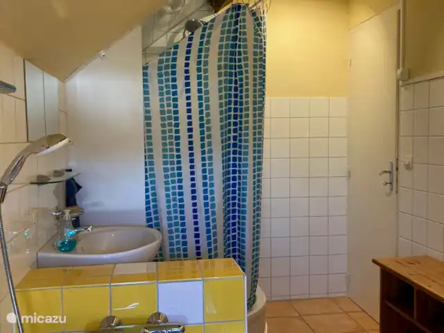 Le Chat Noir en Francia, Nièvre, Ouroux-en-Morvan - casa rural / cabaña Baño con lavabo, ducha y bañera con entrada baja. Hay un aseo independiente en el mismo pasillo.