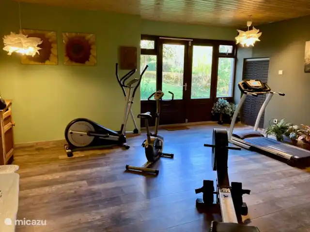 Le Chat Noir en Francia, Nièvre, Ouroux-en-Morvan - casa rural / cabaña El gimnasio se mantiene fresco durante mucho tiempo en verano. Después puedes hacer agua con gas en la cocina, realmente Eau de Savelot, Spa no puede competir con eso...