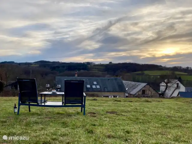Le Chat Noir en Francia, Nièvre, Ouroux-en-Morvan - casa rural / cabaña Desde tu propio prado tienes una hermosa vista con tu vaso.