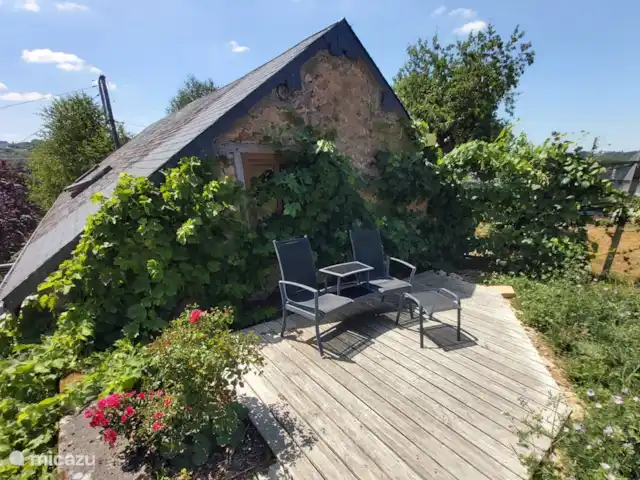 Le Chat Noir en Francia, Nièvre, Ouroux-en-Morvan - casa rural / cabaña Terraza solarium con vistas al prado detrás de la casa.