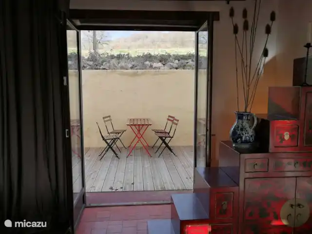 Le Chat Noir en Francia, Nièvre, Ouroux-en-Morvan - casa rural / cabaña La terraza detrás de la casa. Para que haya sombra (o sol) a cualquier hora del día