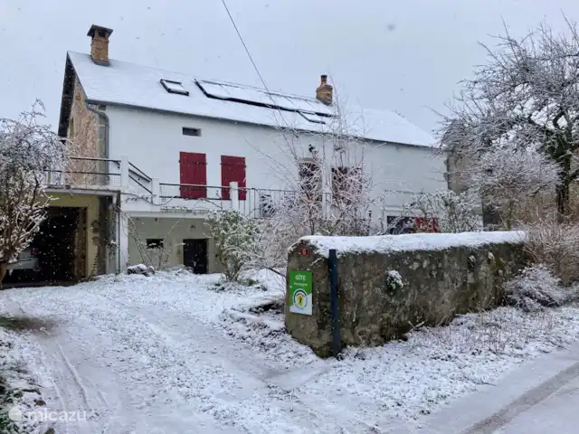 Le Chat Noir en Francia, Nièvre, Ouroux-en-Morvan - casa rural / cabaña La casa rural en invierno