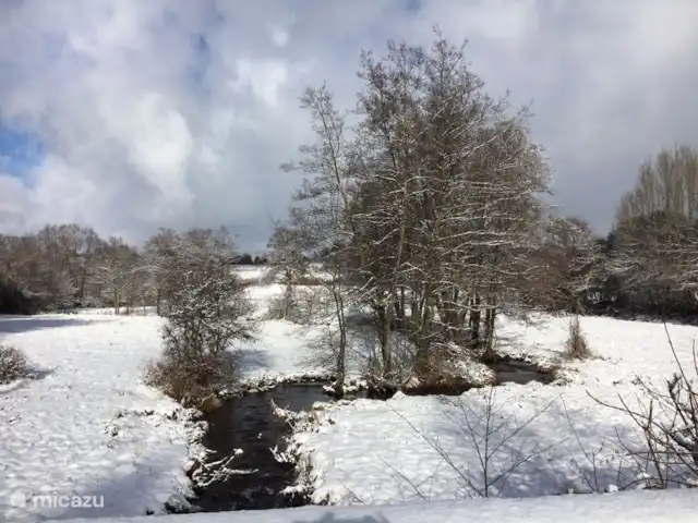Le Chat Noir en Francia, Nièvre, Ouroux-en-Morvan - casa rural / cabaña Le Chalaux, las nutrias viven en él...