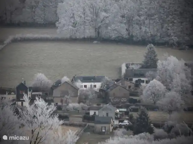 Le Chat Noir en Francia, Nièvre, Ouroux-en-Morvan - casa rural / cabaña Ya sea que haya nieve o no, aquí siempre es hermoso (Le Chat Noir es la casa blanca en el medio)