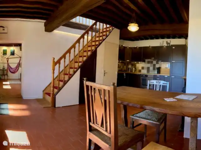 Le Chat Noir en Francia, Nièvre, Ouroux-en-Morvan - casa rural / cabaña La cocina está totalmente equipada y se encuentra junto a dos habitaciones en la planta baja. Hay un pequeño aseo debajo de las escaleras, especialmente útil por la noche.