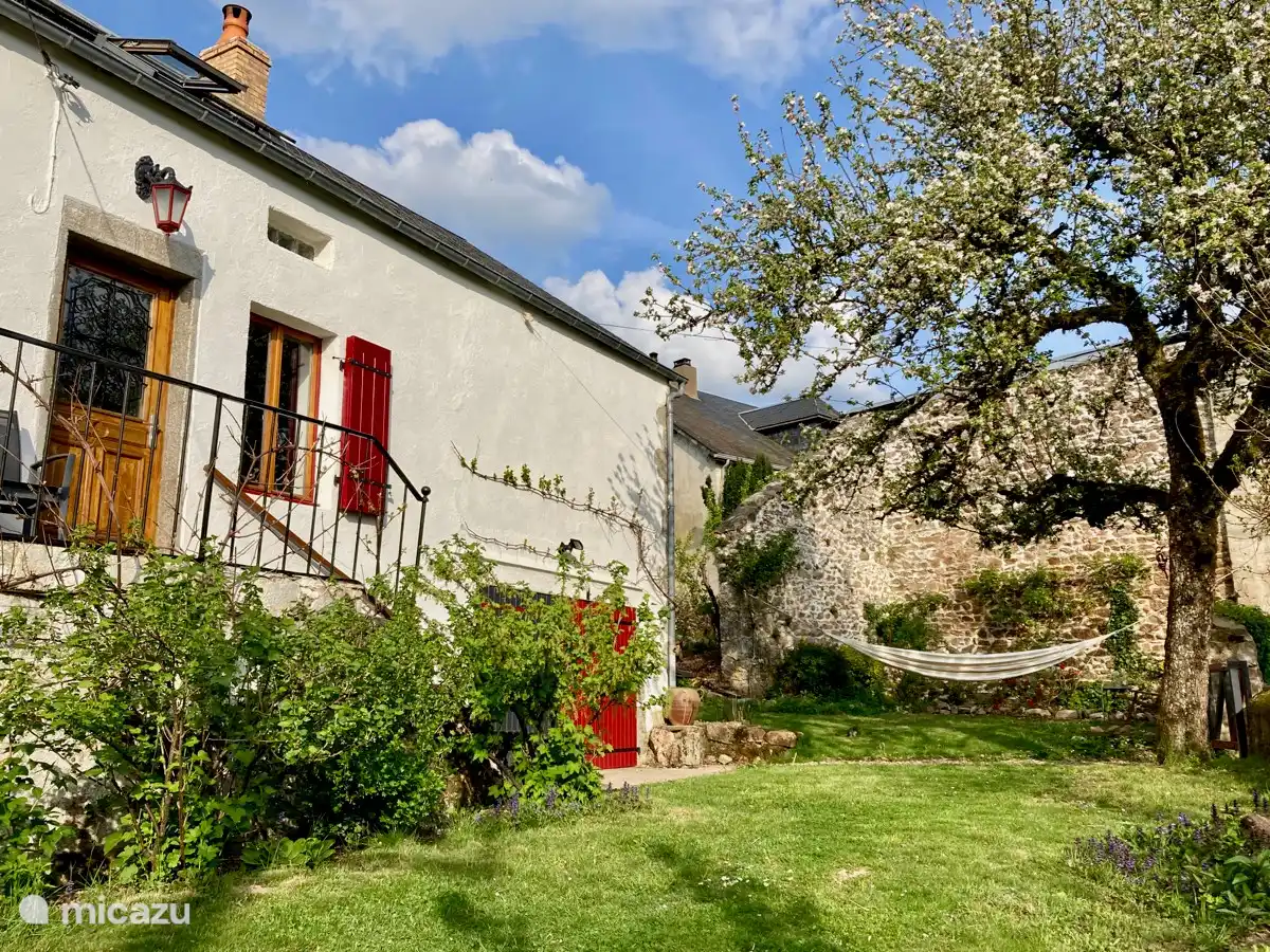 A literal hangout in the front yard.