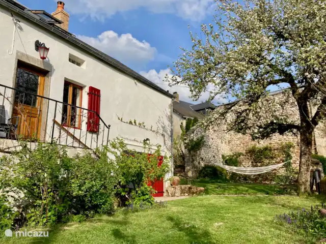 Le Chat Noir en Francia, Nièvre, Ouroux-en-Morvan - casa rural / cabaña Un lugar de reunión literal en el patio delantero.