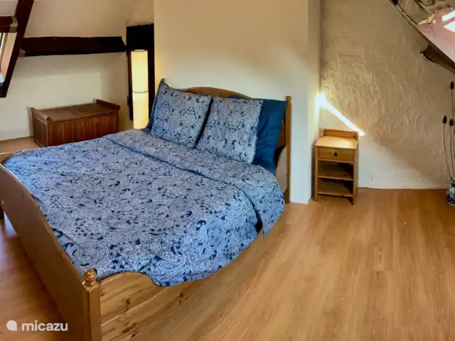 Le Chat Noir en Francia, Nièvre, Ouroux-en-Morvan - casa rural / cabaña El dormitorio en el primer piso tiene dos ventanas que dan al prado detrás de la casa y las colinas en frente de la casa.