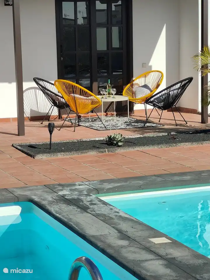 Cozy sitting area next to the twin bedroom on the ground floor